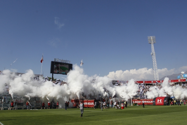 Hinchas de Colo Colo hacen largas filas a la espera de una entrada en Concepción