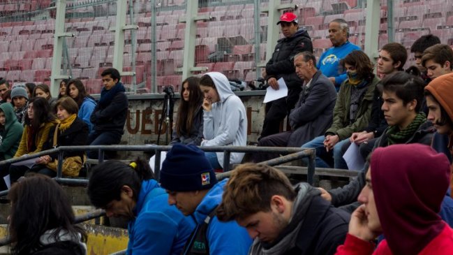 Barras de Colo Colo y U. de Chile homenajearon el 