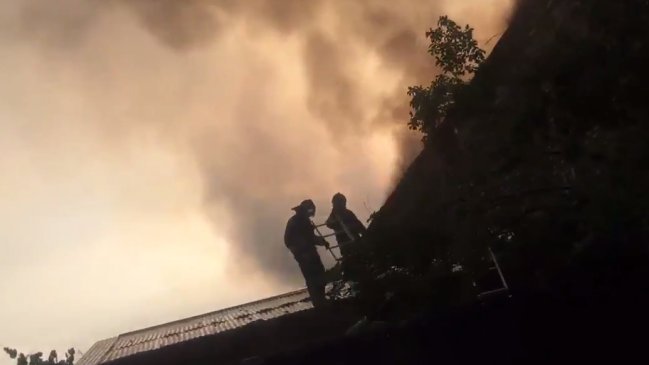 Bomberos controló incendio que afectó a mueblería en La Granja