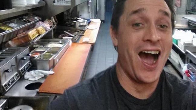 Fue a un restaurant, el cocinero estaba durmiendo y se hizo él mismo la comida