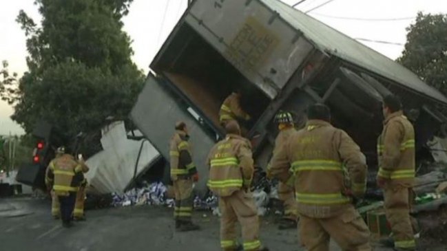 Camión cargado de cervezas volcó en carretera y todos quisieron ayudar