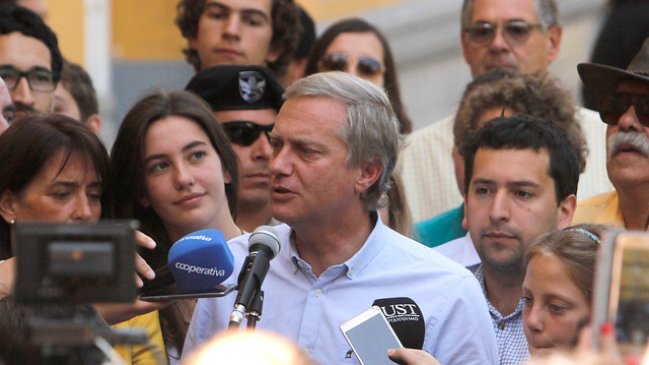 La pelea tuitera que sostuvieron Jorge Baradit y José Antonio Kast