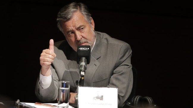 Guillier y su comando explican a quiénes favorecerá la condonación del CAE