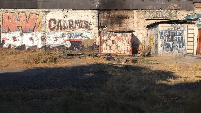 Hombre falleció calcinado junto a su vivienda improvisada en el centro de Santiago