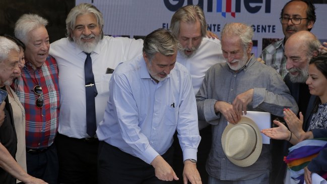 Comando de Alejandro Guillier propuso la eliminación del impuesto al libro