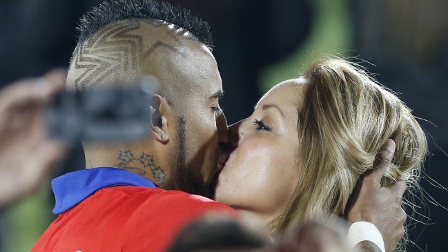 Arturo Vidal celebró en redes sociales su noveno aniversario con su pareja