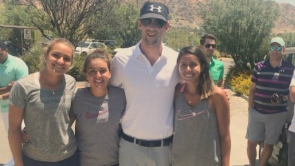 Michael Phelps está en Chile y compartió momentos con la tenista Fernanda Brito