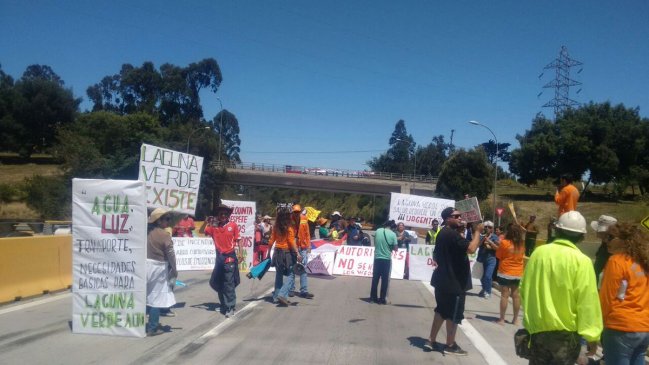 Valparaíso: Vecinos de Laguna Verde interrumpieron tránsito en Camino La Pólvora
