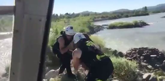 Carabineros rescató a madre e hijo que fueron arrastrados por el río Maule