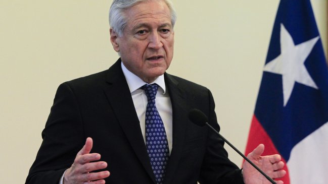 Heraldo Muñoz visitó consulado en Buenos Aires y llamó a votar a los chilenos en el exterior