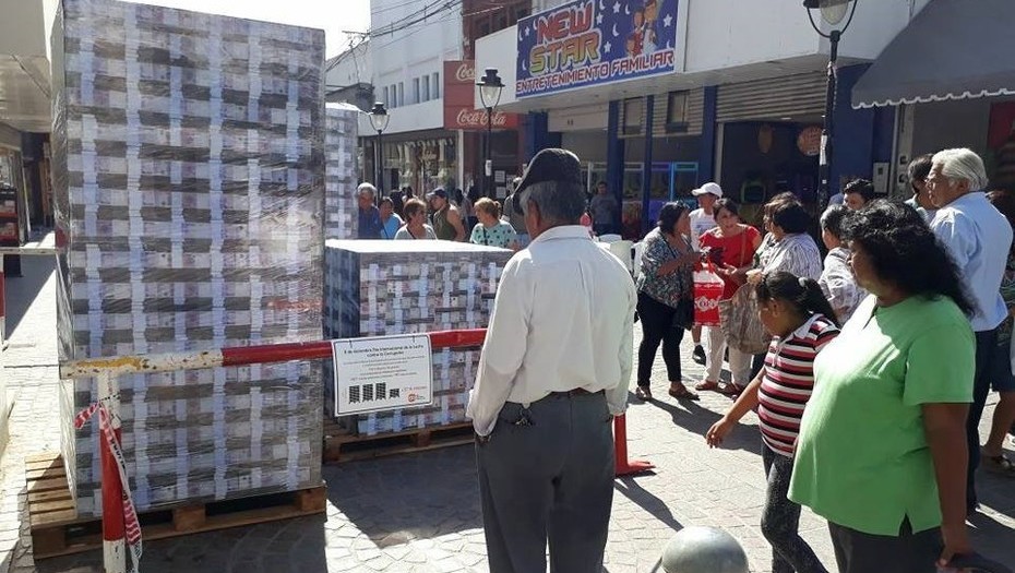 Autoridades dejaron millonarias pilas de billetes falsos en medio de la calle