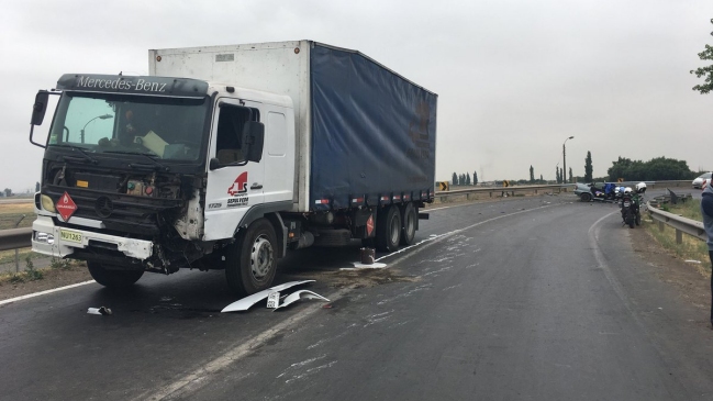 Violenta colisión frontal entre un auto y un camión dejó una víctima fatal en Pudahuel
