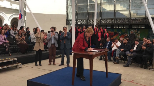 Desmunicipalización: Bachelet firmó Protocolo de Colaboración con Municipio de Valparaíso