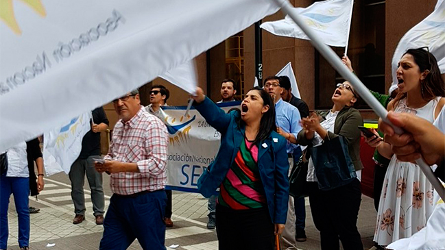 Funcionarios del Sernac protestan en las puertas del Tribunal Constitucional