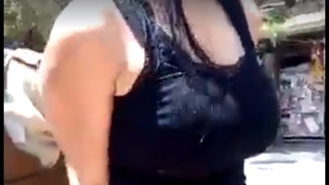 Colombiana las emprendió contra compatriota detenida por robo