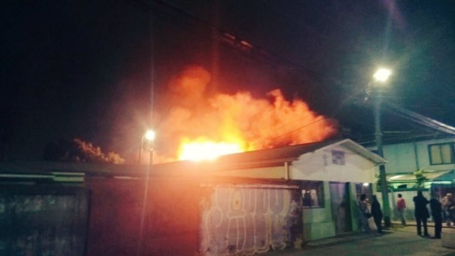 Al menos 32 damnificados tras incendio que afectó a seis viviendas en Coronel