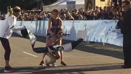   Una extenuada Chandler Self ganó el Maratón de Dallas con ayuda de joven estudiante 