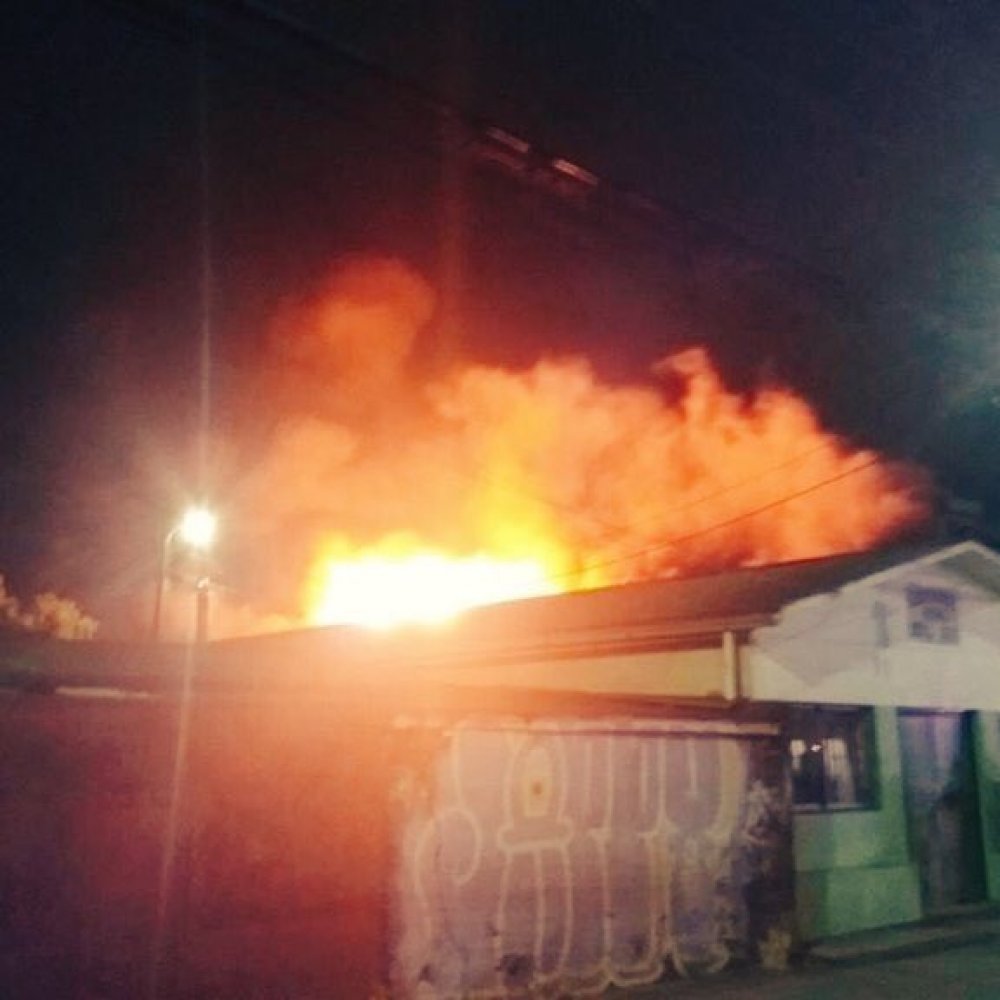 Al menos 32 damnificados tras incendio que afectó a seis viviendas en Coronel