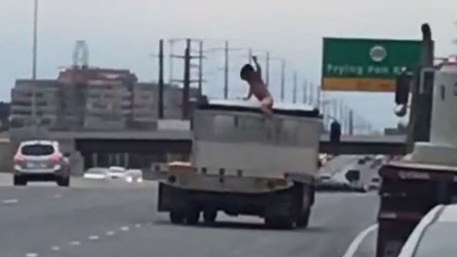 Un hombre desnudo causó masivo choque en carretera