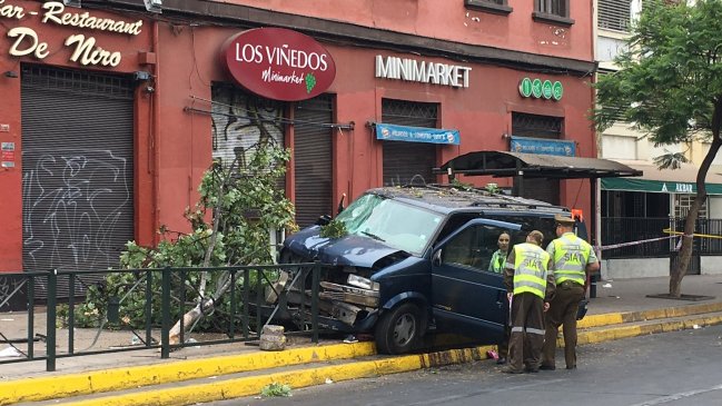 Camioneta arrasó con paradero del Transantiago: Tres heridos