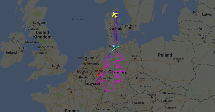 Avión dibujó un árbol de Navidad en los cielos de Alemania