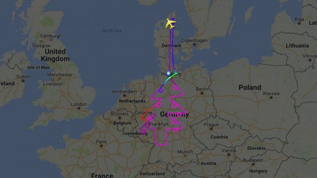 Avión dibujó un árbol de Navidad en los cielos de Alemania
