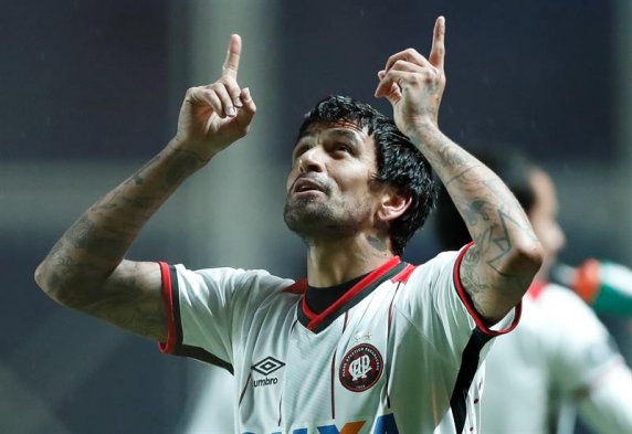 Esposa de Luis González acusa al futbolista de intentar matarla