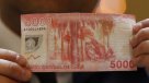 En pleno auge de compras navideñas, Carabineros enseña a reconocer un billete falso