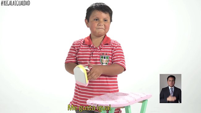 El Gobierno propone regalar muñecas a niños y pelotas de fútbol a niñas