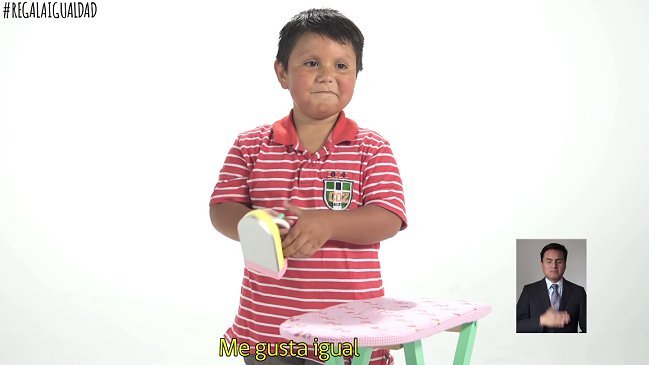 El Gobierno propone regalar muñecas a niños y pelotas de fútbol a niñas