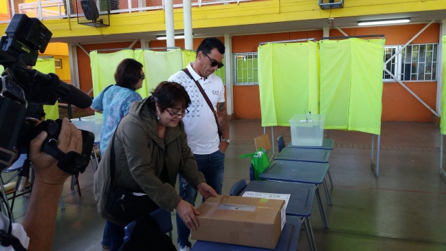 Ahora sí cumplió: Esteban Paredes se presentó para ejercer como vocal de mesa en Maipú