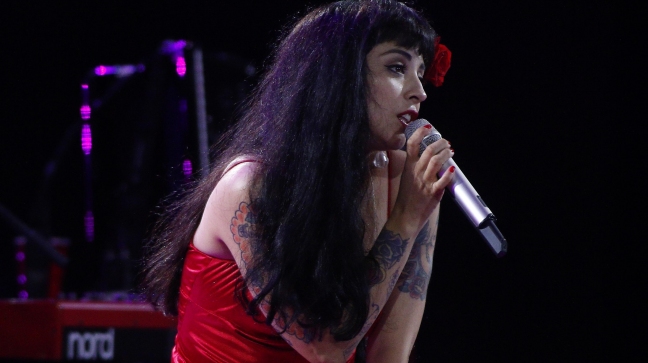 Mon Laferte ya votó en local de Providencia
