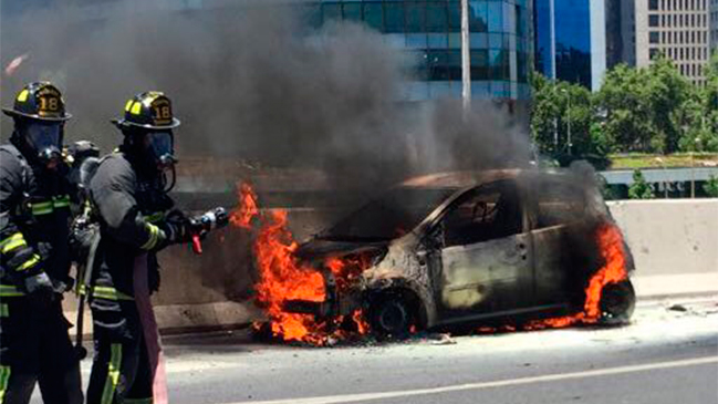 Auto se incendió en Costanera Norte