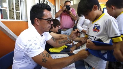   Esteban Paredes acompañó su función de vocal de mesa autografiando camisetas de Colo Colo 
