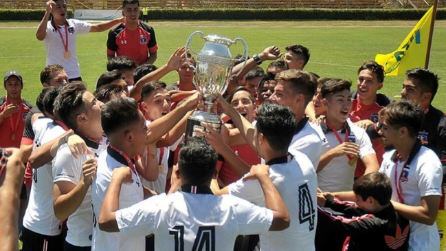 Dos niños brindaron una emotiva arenga al plantel de Colo Colo sub 19 previo a la final con Palestino