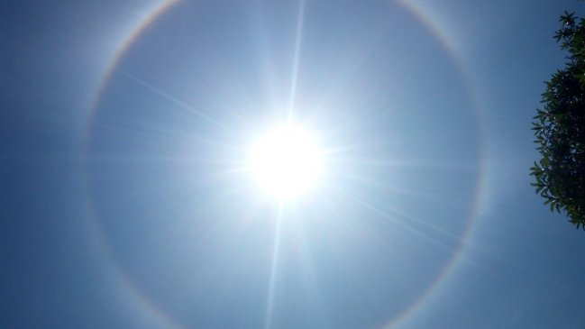 Usuarios de redes sociales registran halo solar en Santiago