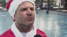 Barrichello repartió regalos vestido de Viejo Pascuero en una zona de droga de Sao Paulo