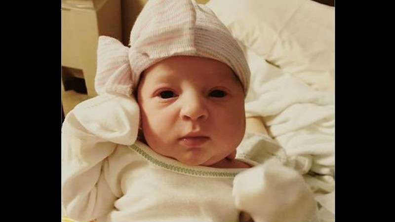 Mujer dio a luz a niña que pasó 24 años como un embrión congelado