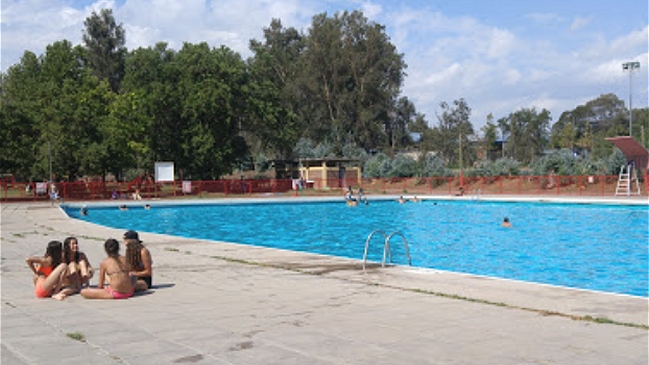 Niño quedó herido al sufrir accidente en piscina municipal de Talagante