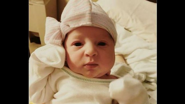 Mujer dio a luz a niña que pasó 24 años como un embrión congelado