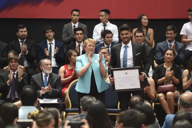 Presidenta Bachelet entregó Premio Nacional del Deporte a Pablo Quintanilla