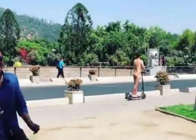 Revelan la verdad detrás del hombre que se paseó desnudo en un scooter por Providencia