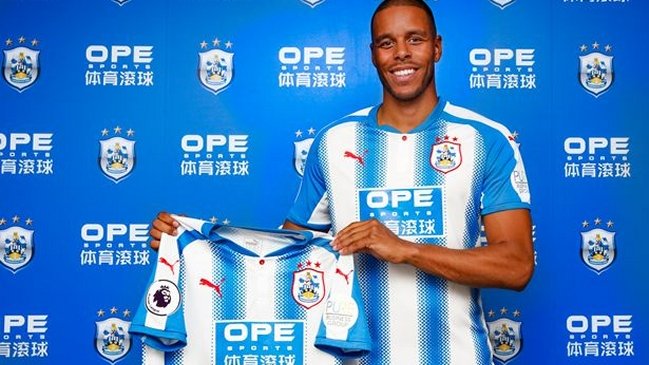 Jugador de Huddersfield ofreció una cerveza a hinchas que viajen para apoyar al equipo