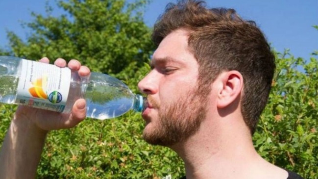 Hombre bebe 20 litros de agua al día y duerme dos horas para no morir