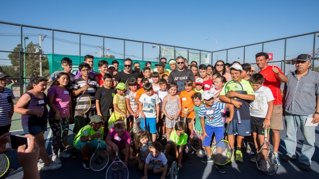 Nicolás Massú y Fernando González compartieron con niños de la población Santa Adriana
