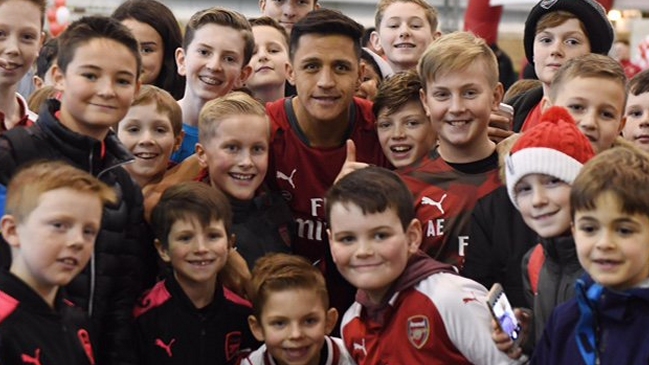 Alexis Sánchez festejó la Navidad junto a decena de niños fanáticos de Arsenal