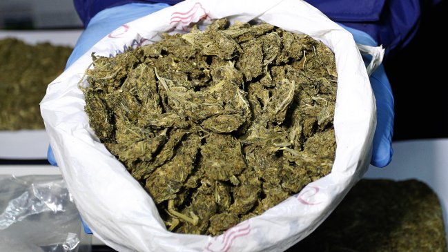 PDI detuvo a dos sujetos que traficaban drogas en el estacionamiento de un supermercado