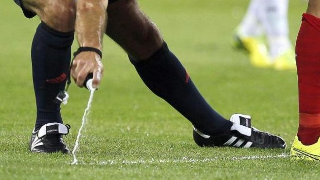 Creadores del spray que usan árbitros realizaron millonaria demanda contra FIFA