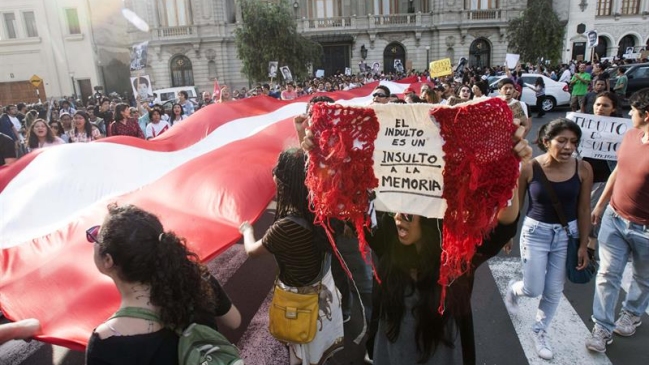Miles de personas protestan en Perú contra el indulto a Fujimori