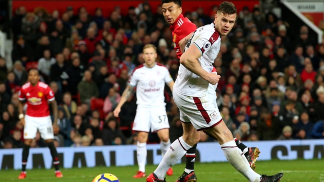 Manchester United salvó un empate como local ante Burnley en la Premier League